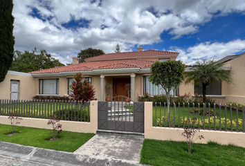 Casa en  Club Jacarandá, José M. Vargas, Quito, Ecuador