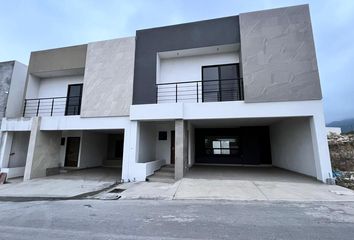 Casa en fraccionamiento en  Porto Cumbres Sector Roma, Calz. Las Mitras, Dominio Cumbres, Nuevo León, México