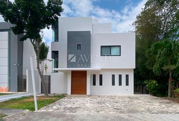 Casa en  Calle Sierra Leona, Cumbres, Cancún, Benito Juárez, Quintana Roo, 77560, Mex