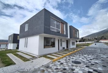 Casa en  2g2v+5f5, Quito, Ecuador