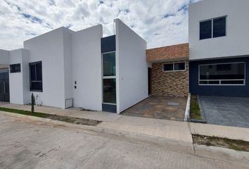 Casa en fraccionamiento en  San Isidro Itzícuaro, Morelia, Michoacán