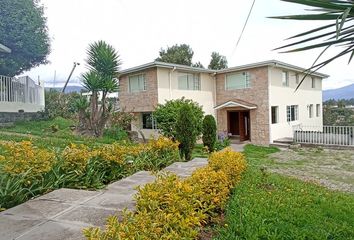 Casa en  Club Los Chillos, Avenida De Las Rosas, Sangolquí, Ecuador