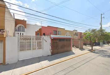Casa en fraccionamiento en  Cto. De Los Cerezos, Los Naranjos, 38013 Celaya, Gto., México