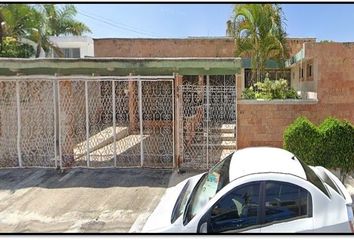 Casa en  Calle 13 & Prolongación Paseo Montejo, México, Mérida, Yucatán, México