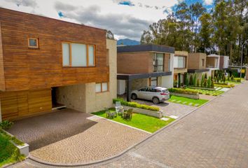 Casa en  Calle Del Paltán & Del Fico, Cuenca, Ecuador