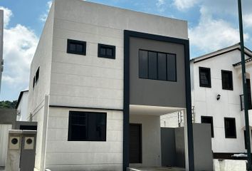 Casa en  Urbanizacion La Joya, Avenida León Febres Cordero Ribadeneyra, Ecuador