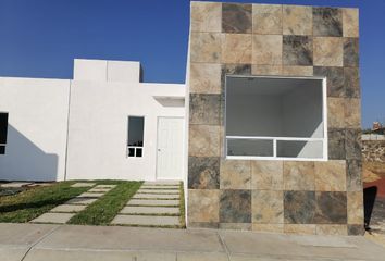 Casa en fraccionamiento en  Calle Los Encinos, Fracc Bosques De San Francisco, Santiago Tulantepec De Lugo, Hidalgo, 43774, Mex