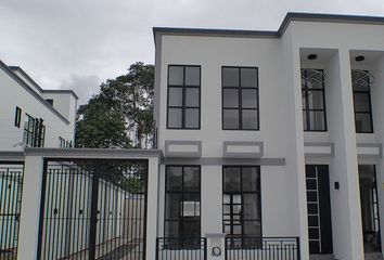 Casa en  Miguel Asturias, Santo Domingo, Ecuador