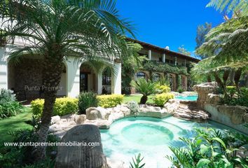 Casa en fraccionamiento en  Zona Real, Avenida Paseo De La Luna, Zona Real, Fraccionamiento Santillana, Zapopan, Jalisco, México