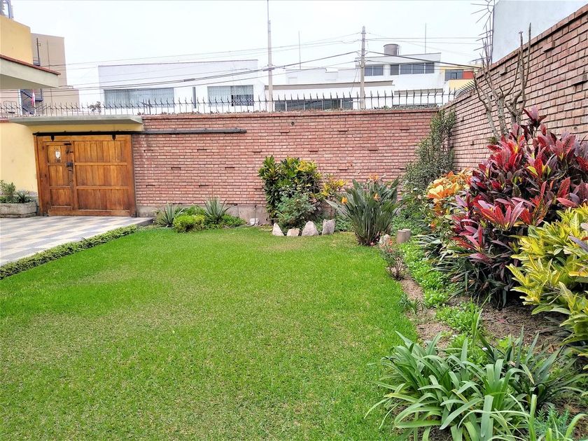 Casa en venta Calle Miguel Aljovin 445, Lima, Peru