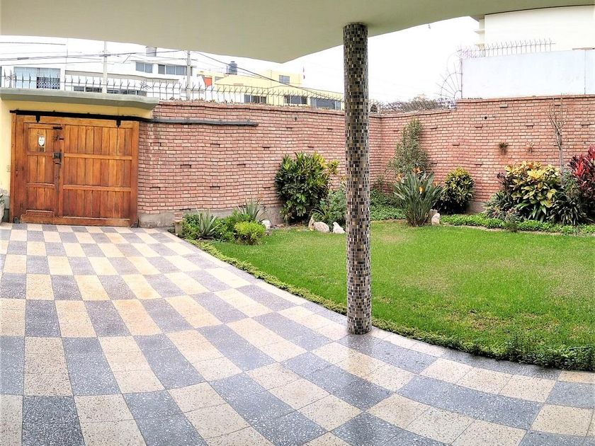 Casa en venta Calle Miguel Aljovin 445, Lima, Peru
