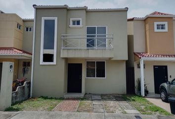 Casa en  Urbanizacion La Perla, Guayaquil, Ecuador