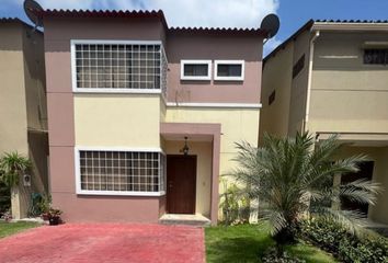 Casa en  Avenida León Febres-cordero R., Los Lojas, Daule, Ecu