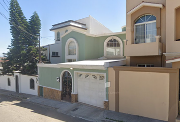 Casa en  Lago De Tequesquitengo, Valle Dorado, Ensenada, Baja California, México