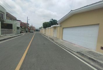 Terreno Comercial en  Urb. La Delicia, Ecuador