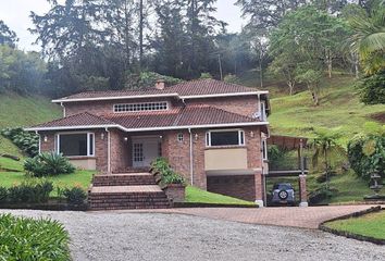 Villa-Quinta en  Bosques De Luisines, La Fe-el Retiro, Retiro, Antioquia, Colombia