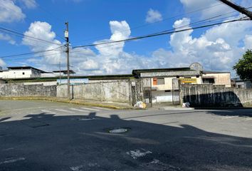 Bodega-Galpon en  Av. Quito & Calle Pallatanga, Santo Domingo, Ecuador