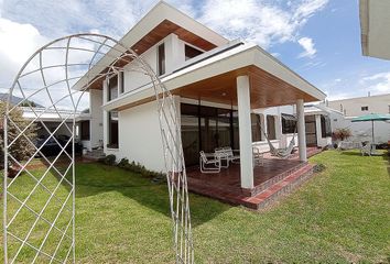 Casa en  Mitad Del Mundo, Avenida Manuel Córdova Galarza, Quito, Ecuador