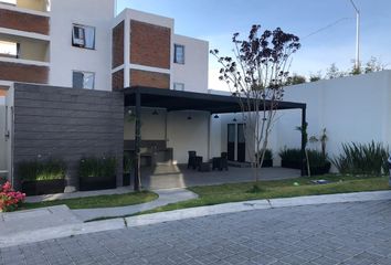 Casa en fraccionamiento en  C. Álamo 5014, Bosques De Manzanilla, Puebla De Zaragoza, Puebla, México