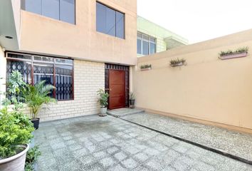 Casa en  Manuel Moncloa Y Cobarrubias 2628, Urb Los Cipreses, Lima, Perú