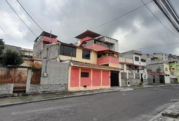 Casa en  R. Crespo & Doctor José Peralta, Quito, Ecuador