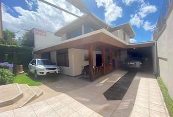 Casa en  Calle A & Avenida Edmundo Carvajal, Quito, Ecuador