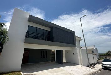 Casa en  Lomas De La Rioja, Boulevard Lomas De La Rioja Sm Fraccionamiento, Fraccionamiento Lomas De La Rioja, Veracruz, México