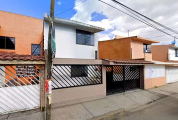 Casa en  Calle Independencia Norte, Delegación San Lorenzo Tepaltitlán I, Conjunto Urbano Galaxia, Santa Cruz Atzcapotzaltongo, Estado De México, México