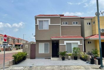 Casa en  Urbanizacion La Perla, Guayaquil, Ecuador