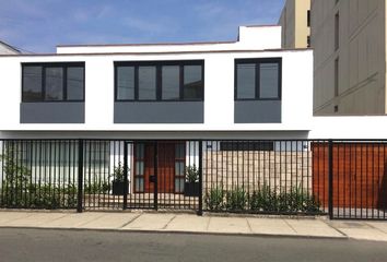 Casa en  Avenida Juan Antonio Pezet 1647, Lima, Perú