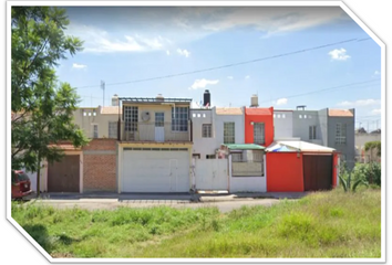 Casa en  Calle Carruaje, Fraccionamiento De Don Gu, Celaya, Guanajuato, México