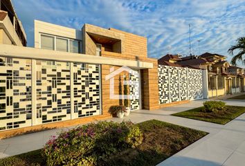 Casa en  Av. Alejandro Castro Benites, Machala, Ecuador