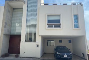 Casa en fraccionamiento en  Avenida Independencia, San Bernardino Tlaxcalancingo, San Andrés Cholula, Puebla, 72820, Mex