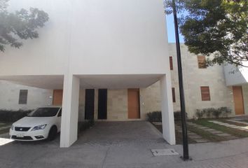 Casa en fraccionamiento en  El Capricho - Grupo Caisa, Boulevard De Los Volcanes Sur, Lomas De Angelópolis, Santa Clara Ocoyucan, Puebla, México