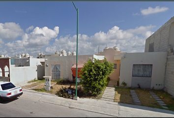 Casa en fraccionamiento en  Calle Islas Azores, Playa Del Carmen, Quintana Roo, México
