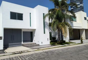 Casa en  Fraccionamiento Residencial Santa Fe, Vía Atlixcáyotl, Santa Fe, San Bernardino Tlaxcalancingo, Puebla, México