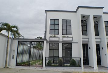 Casa en  Pvq6+qfc, Av. La Lorena, Santo Domingo, Ecuador