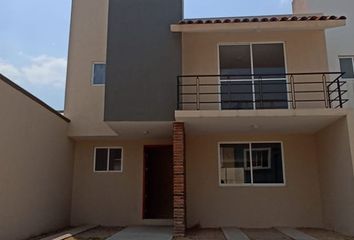 Casa en fraccionamiento en  Los Chabacanos Conjunto Residencial, Avenida Del Ferrocarril, Del Nuevo Espíritu Santo, Barrio Del Nuevo Espiritu Santo, San Juan Del Río, Querétaro, México