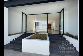 Casa en fraccionamiento en  Paseo Altozano, Avenida Montaña Monarca, Morelia, Michoacán, México